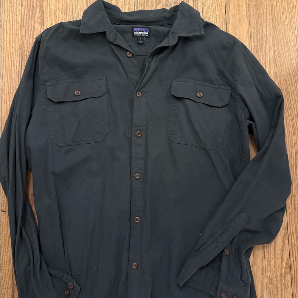 Patagonia Men's organic cotton dark grey button down EUC
